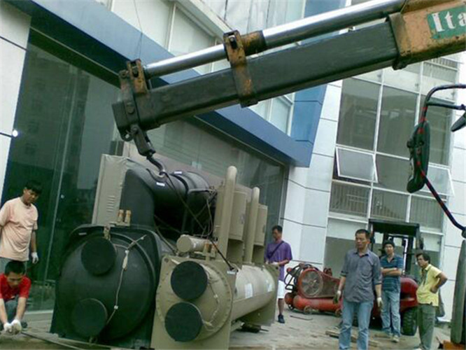 西峡县随车吊和汽车吊的核心区别是什么？哪种更省钱？